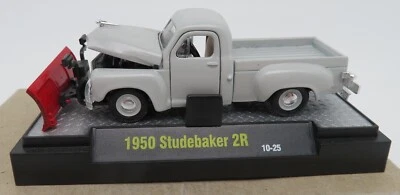 2010 CASTLINE M2 MACCHINE AUTO-CAMION PREMIUM 1950 STUDEBAKER 2R 3 POLLICI 1/64 - Immagine 1 di 4
