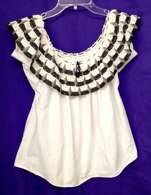 Top campesino blanco manga gorra con volantes escote blanco y negro ganchillo Foto 1 de 4