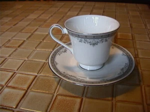 Royal Doulton - York - 6 x Tea Cup / Saucer - Picture 1 of 1