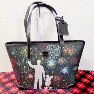 2023 Disney Park 100 Finale Dooney Bourke Partners Mickey Walt Bolso de Fuegos Artificiales - Imagen 1 de 5
