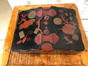 ANTIQUE JAPANESE TOLE PAINTED MONEY BRONZE COINS JEWELRY TRINKET BOX W HANDLES - Picture 1 of 9