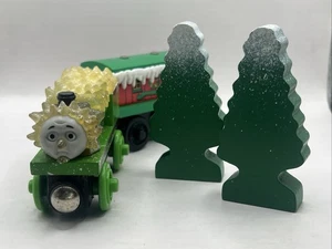 Tren de madera Thomas Friends JACK FROST ICE PERCY, FURGÓN DE INVIERNO Y ÁRBOLES NEVADOS - Imagen 1 de 7