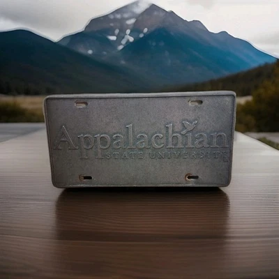 Placa de matrícula de peltre pesado de la Universidad Estatal de los Apalaches alpinistas Foto 1 de 4