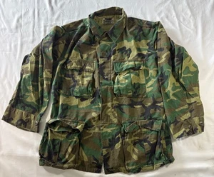 Chaqueta de campo vintage militar de EE. UU. Woodland camuflada M-65 clima cálido talla pequeña corta - Imagen 1 de 9