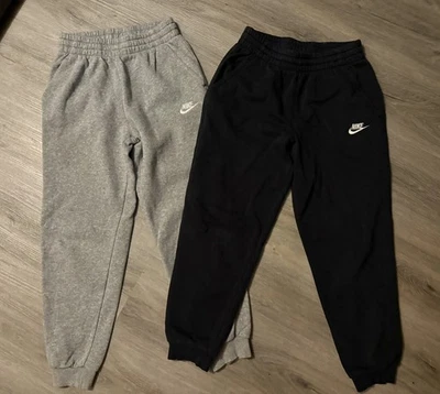 Joggers Nike para niños (grises y negros, talla grande juvenil) Foto 1 de 4