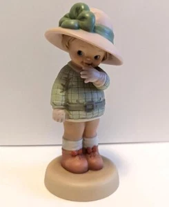 Memories of Yesterday Blowing a Kiss 1994 Membership Porcelain Figurine - Picture 1 of 4
