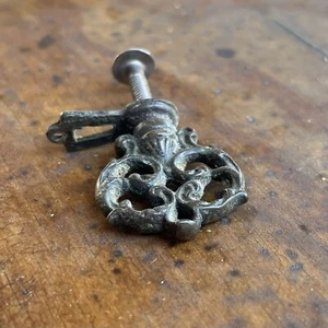 Antiguo Eastlake Latón Victoriano Armario Puerta Perilla Husillo Llave Agujero Adornado De Colección - Imagen 1 de 6