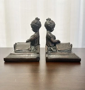Paar alte antike schwere Bronze sitzendes Mädchen liest Bücher Buchstützen New York - Bild 1 von 7