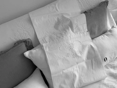 Linge Ancien TAIE DE TRAVERSIN De Mariage Richement Brodé De Fleurs Et Dentelle - Photo 1/4