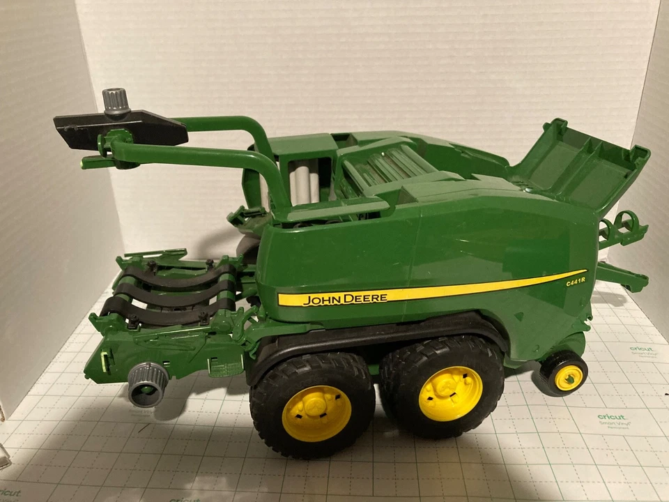 Empacadora redonda de envoltura de eje tándem John Deere C441R 1:16 de Bruder 09819 Foto 1 de 4