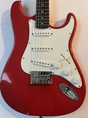 Fender Squire Bullet Strat Candy Apple Rojo En muy buen estado+ con bolsa de guardabarros acolchada Foto 1 de 4