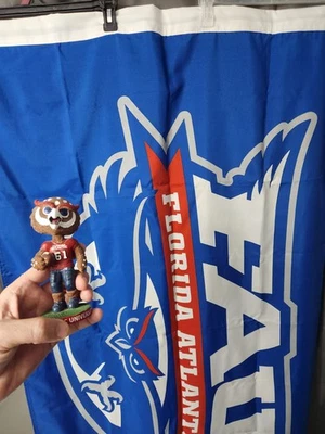 FAU猫头鹰吉祥物摇头公仔带旗帜横幅 — 第 1/4 张图片