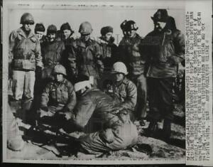 1952 Press Photo Gen. Eisenhower watches ROK troops assemble machine gun, Korea