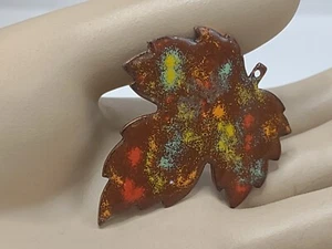 Vintage Blatt Anhänger Emaille auf Kupfer Multicolor Design hellbraun Hintergrund - Bild 1 von 6
