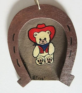 Handbemalte Ornamente 2er Gruppe Cowboy Teddybären mit Hufeisengestell - Bild 1 von 3