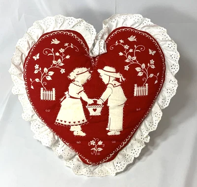 Almohada en forma de corazón rojo encaje silueta niño niña Homesew arte popular de San Valentín Foto 1 de 4