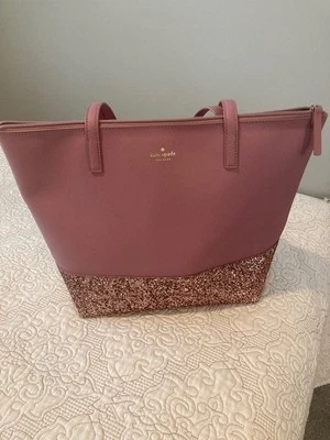 Сумка с короткими ручками Kate Spade модель Greta Court Glitter Penny цвет пыльный пион - Изображение 1 из 4