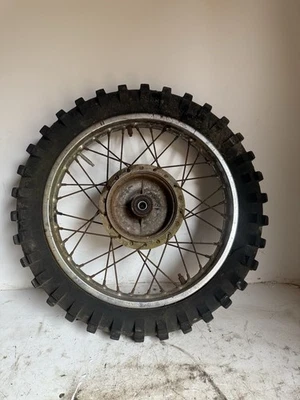 Llanta trasera y neumático Suzuki TS250 1971-1976 Foto 1 de 4