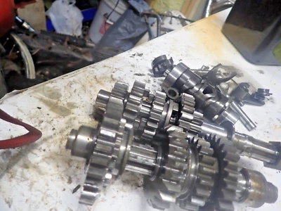 Caixa de engrenagens 1978 Suzuki DR 370 - Imagem 1 de 4