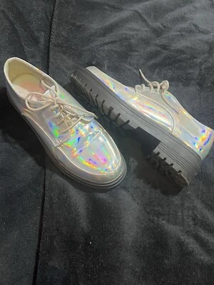 Zapatos Oxford plateados con plataforma holográfica N.Y.L.A para mujer Foto 1 de 3