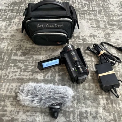 Canon VIXIA HF11 High Definition Camcorder (Black) - w/  Canon Microphone Dm-100 - Image 1 of 4