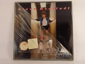 LINDA RONSTADT LIVING IN THE USA (USA) (B) 10 Track LP ASYLUM RECORDS - Picture 1 of 7