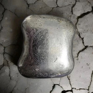Caja de baratijas de metal vintage ~ diseño detallado en relieve en la tapa ~ molino de viento granero - Imagen 1 de 7