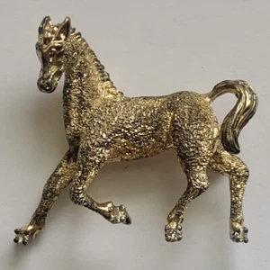 "Broche prendedor caballo esterlina Les Bernard vintage piedras transparentes 1,5"" tono dorado animal" - Imagen 1 de 7