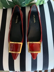 Pisos en punta de charol rojo Prada usados 36 herrajes dorados - Imagen 1 de 12