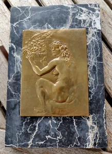 Bassorilievo in bronzo dorato nudo femminile firmato Francesco Messina su marmo - Foto 1 di 6