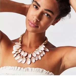 NWT Free People Two Strangers Shell Necklace Natural Shell SOLD OUT RARE - Picture 1 of 7