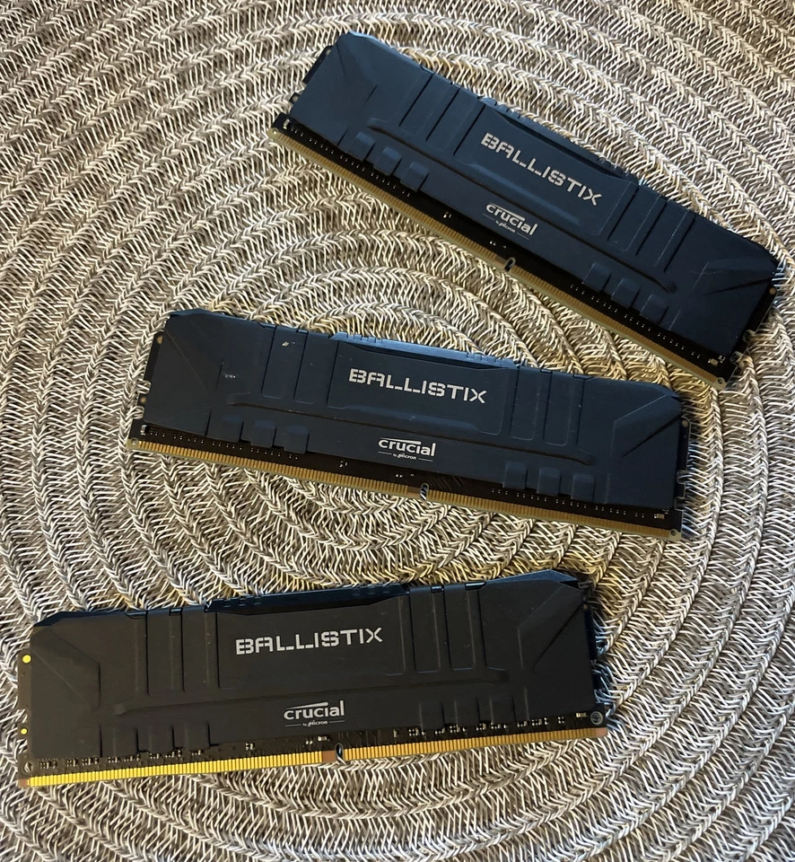 Crucial Ballistix (3x8) 24gb DDR4 3000MHz RAM BL8G30C15U4B.M8FE. #M22-20 - Image 1 of 3