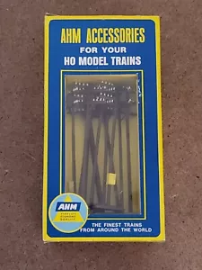 Accesorios de tren AHM escala HO 12 postes telefónicos #5610 - Nuevo en paquete - Imagen 1 de 6
