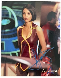 LEXA DOIG HANDSIGNIERTES in blau 8x10 Foto 2001 ANDROMEDA mit COA - Bild 1 von 7