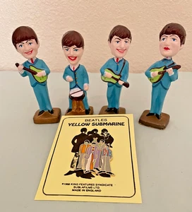 Beatles Memorabilia 4 Figurine Resina e Spilla Sottomarino Giallo Riproduzione Nuovo - Foto 1 di 8