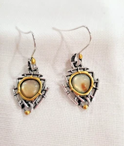 Cream Arrowhead Earrings Lightweight Gold Plated Silver Tone - Imagen 1 de 2