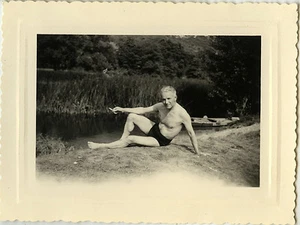 PHOTO ANCIENNE - VINTAGE SNAPSHOT - HOMME MAILLOT DE BAIN TORSE NU CIGARETTE-MAN - Imagen 1 de 1