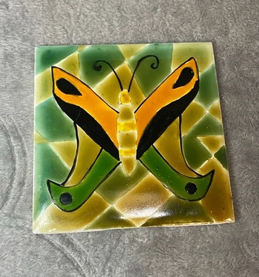 Vintage handbemalte abstrakte grüne Keramikfliese mit Schmetterlingsdesign - Bild 1 von 4