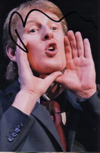 COMEDIAN & TV PRESENTER:PATRICK KIELTY SIGNED 6x4 LIVE PHOTO+COA - Picture 1 of 1
