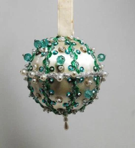 Vintage 60er/70er Jahre Satin grün silber Perlen Weihnachtsschmuck Kugel 3,5" B26 - Bild 1 von 2