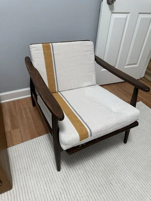 Sillón moderno de madera con cojines a rayas Foto 1 de 4