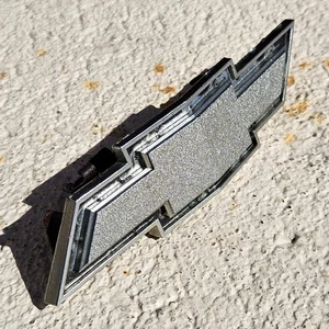 Chevrolet Bowtie Chevelle 1973 OEM/Malibu/El-Camino emblema de parrilla (325299) - Imagen 1 de 4