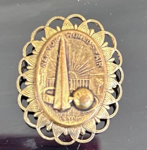 Vintage NYWF NEW YORK WELTAUSSTELLUNG 1939-1940 TRYLON & PERISHPERE OVALE ANSTECKNADEL - Bild 1 von 5