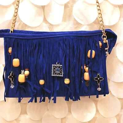 Bolsa clutch CROSSBODY AZUL com franjas amuleto corrente amuleto flor esmalte - Imagem 1 de 4