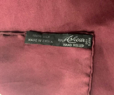 "Cuadrado de bolsillo enrollado a mano de 19"" de seda borgoña ASHEAR de colección para hombre"  Foto 1 de 2