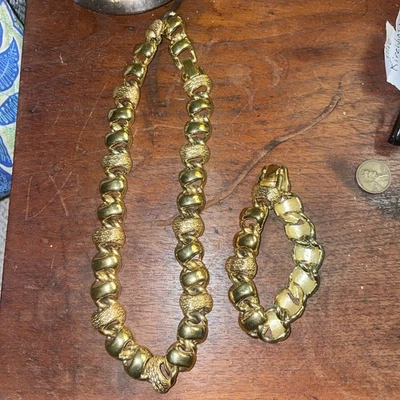 "Juego de collar/pulsera vintage de 16"" con eslabones de lujo texturizados pulidos en tono dorado Monet" Foto 1 de 4