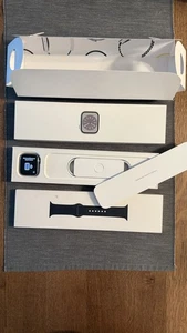 Apple Watch Series 8 32 Go, 45 mm, acier inoxydable - Photo 1 sur 6