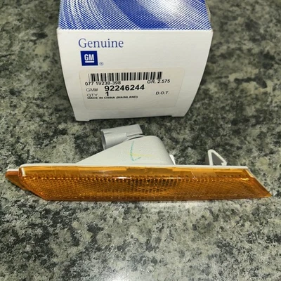 NEW GM OEM CHEVY SIDE MARKER LIGHT LAMP- MARKER LAMP ASSEMBLY RIGHT 92246244 - Image 1 of 3