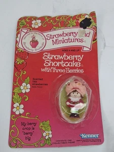 NOS Kenner Strawberryland Miniatures Torta corta alla fragola con tre bacche - Foto 1 di 5