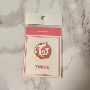 Zweimal rosa Logo Emaille Metall Abzeichen Neu Merch Kpop Koreanisch - Bild 1 von 3